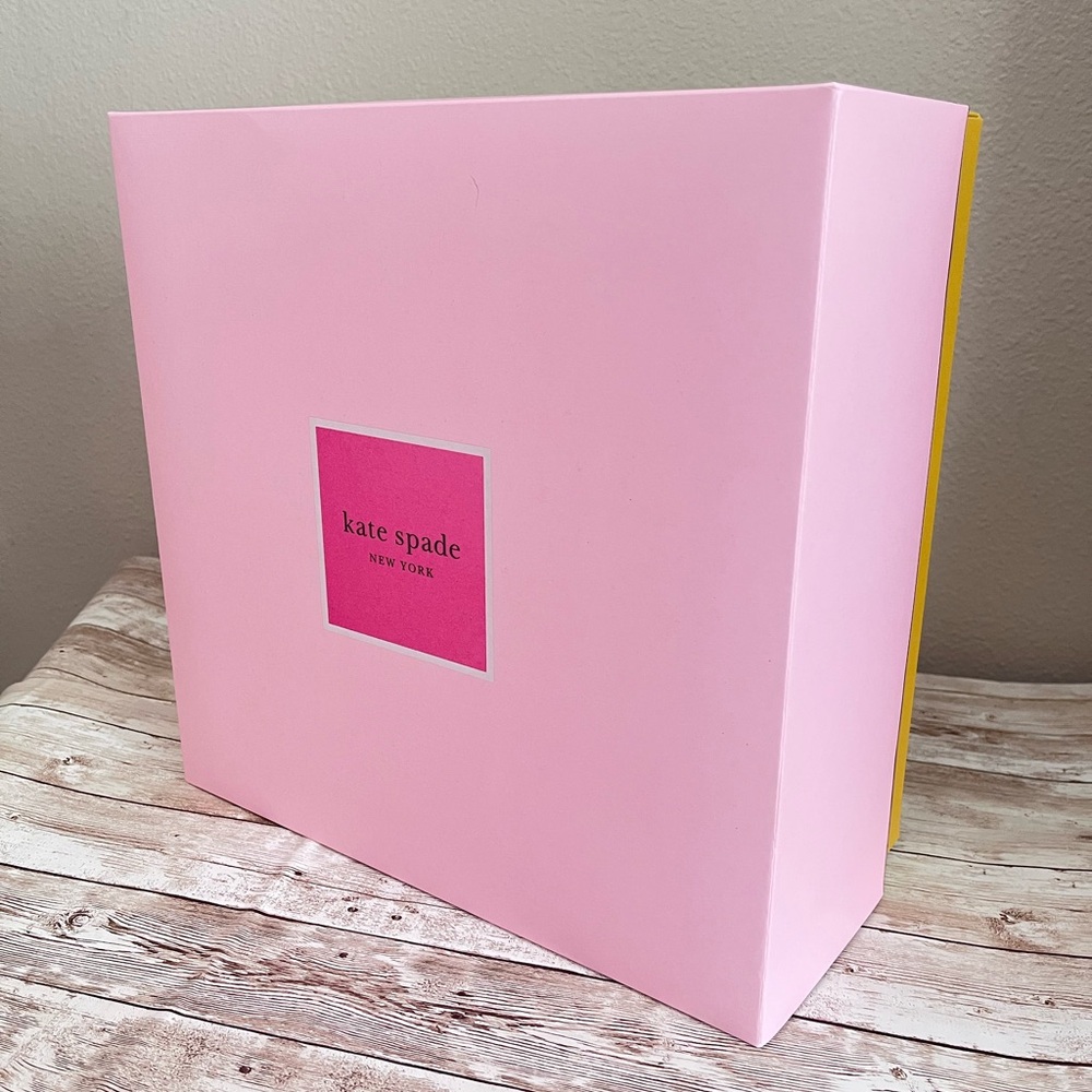 Kate Spade gift box ๐ - Picture 2 of 4